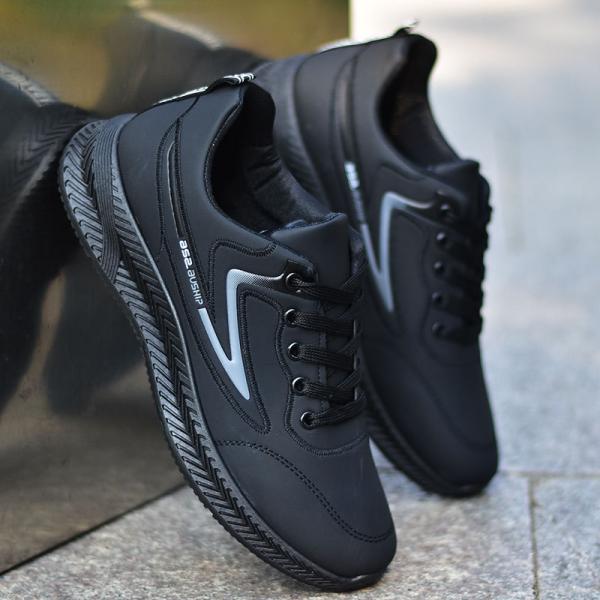 Breathable sports shoe with modern design and superior performance