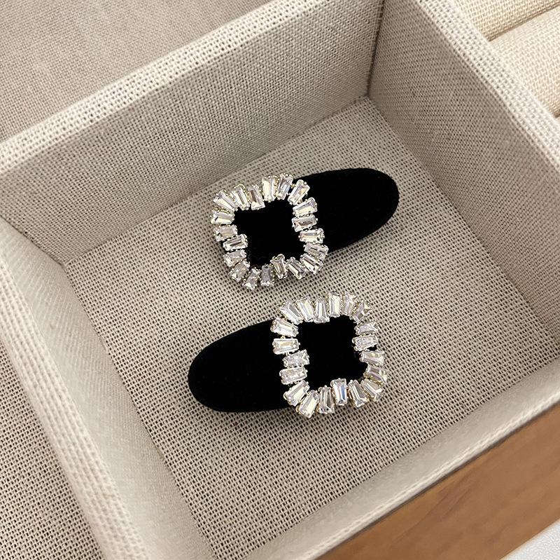 2pieces of girls' hair clips with a distinctive diamond piece and three different shapes