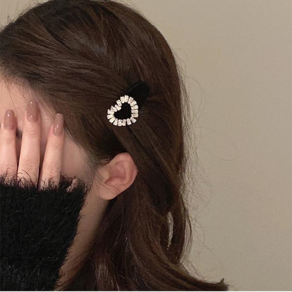 2pieces of girls' hair clips with a distinctive diamond piece and three different shapes