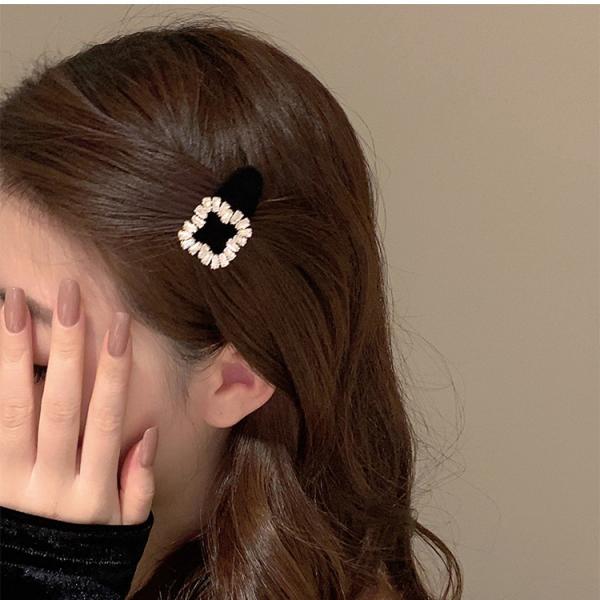 2pieces of girls' hair clips with a distinctive diamond piece and three different shapes