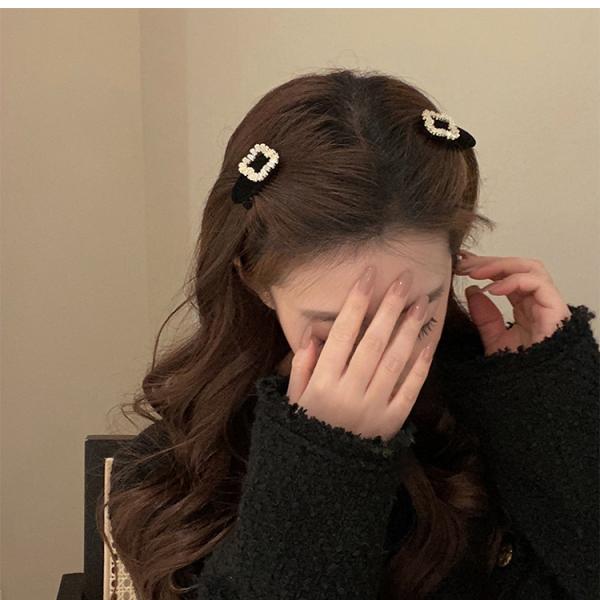 2pieces of girls' hair clips with a distinctive diamond piece and three different shapes