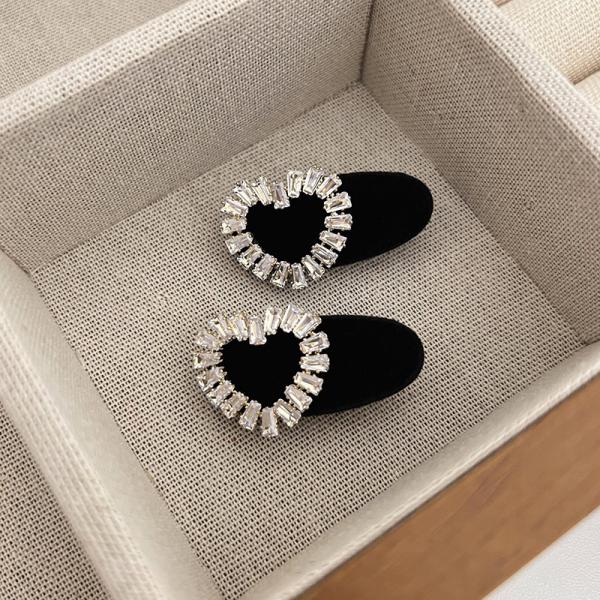 2pieces of girls' hair clips with a distinctive diamond piece and three different shapes