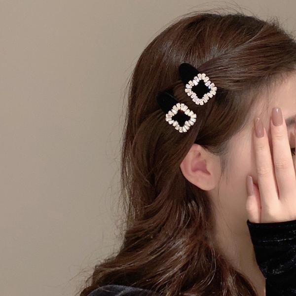 2pieces of girls' hair clips with a distinctive diamond piece and three different shapes