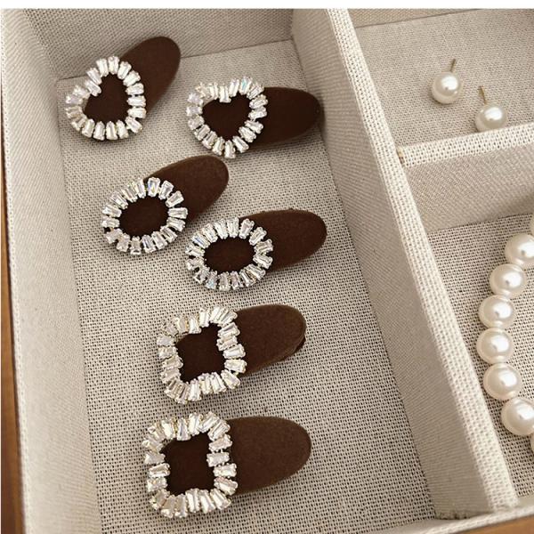 2pieces of girls' hair clips with a distinctive diamond piece and three different shapes