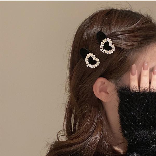2pieces of girls' hair clips with a distinctive diamond piece and three different shapes