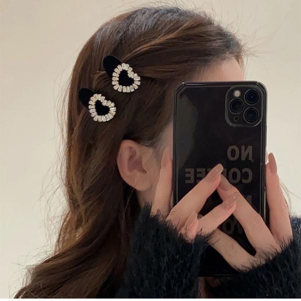 2pieces of girls' hair clips with a distinctive diamond piece and three different shapes