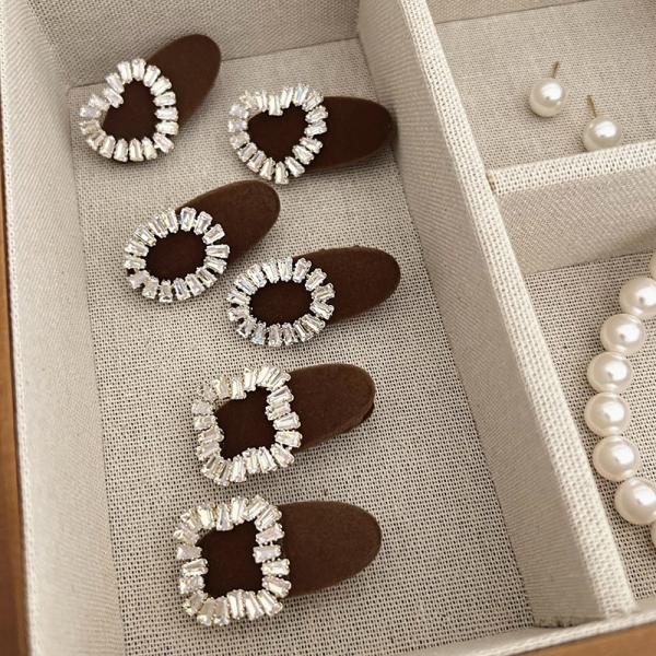 2pieces of girls' hair clips with a distinctive diamond piece and three different shapes