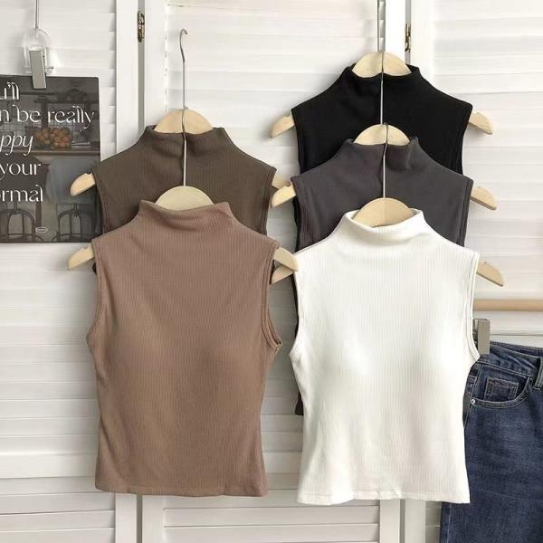 High-neck vest with chest pads. Style and comfort in one piece.