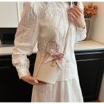 handbag with a design that combines elegance and functionality, ideal for everyday use or special occasions. It comes in a bucket shape with a fixed base for stability and elegance.