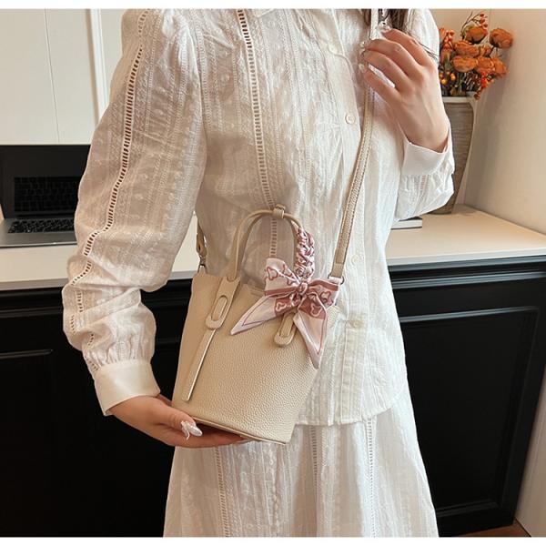 handbag with a design that combines elegance and functionality, ideal for everyday use or special occasions. It comes in a bucket shape with a fixed base for stability and elegance.