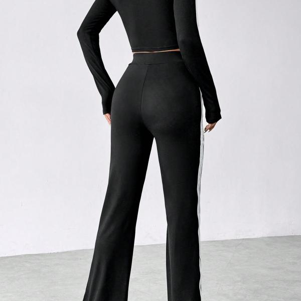 Practical tracksuit with a modern look A tracksuit designed specifically for those seeking comfort.